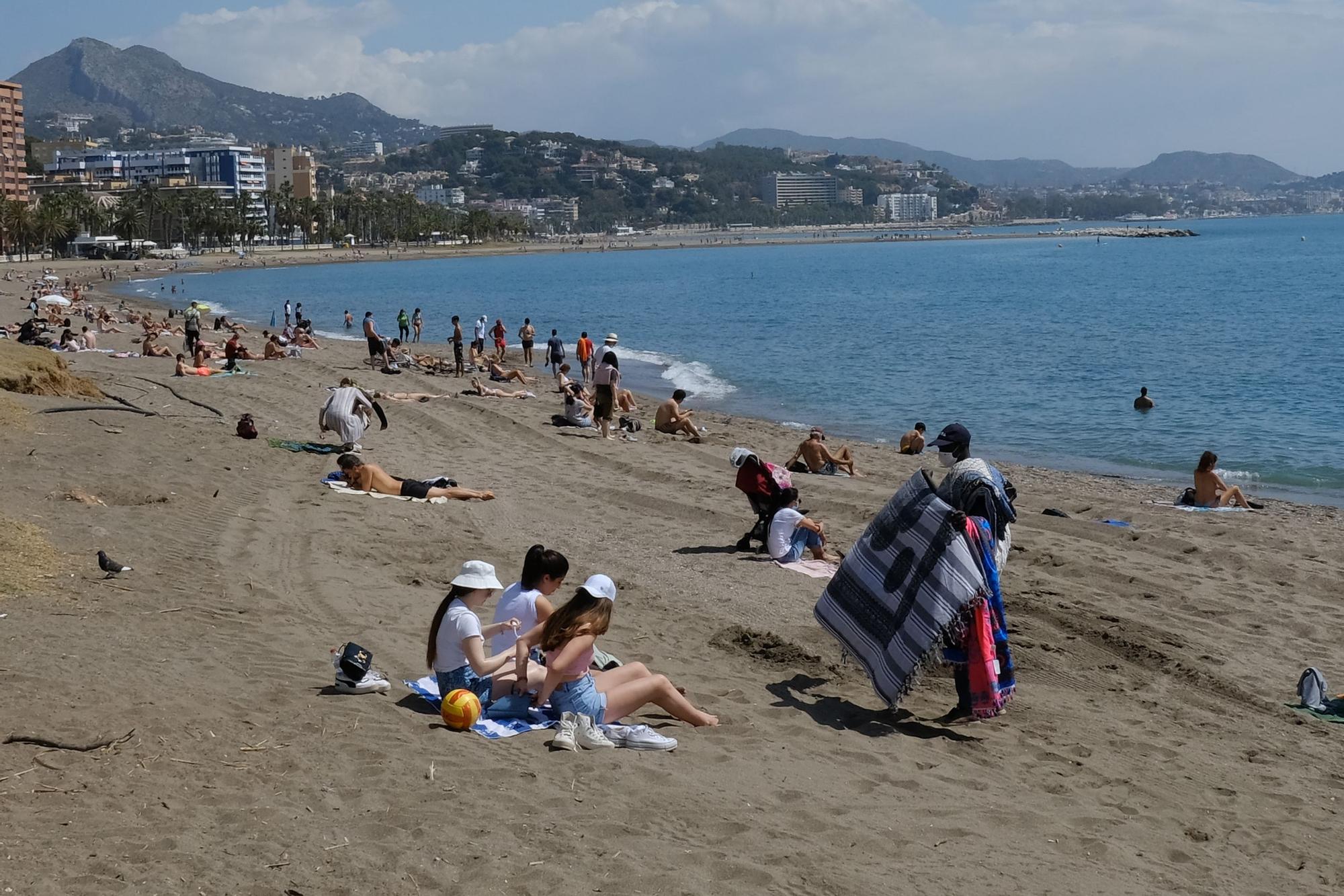 Las playas de Málaga se llenan el Domingo de Resurrección