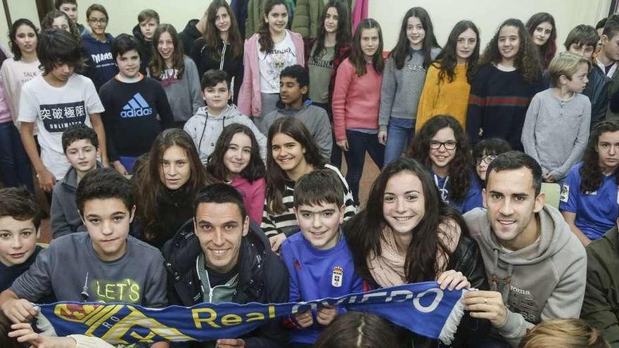 Folch, Linares y las jugadores del Oviedo Femenino Celia y Yarima posan con los alumnos del Fleming.