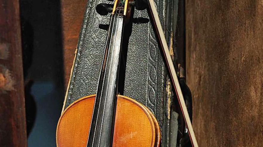 3 Un dels violins que el més conegut dels músics sense solfa utilitzava.  |   