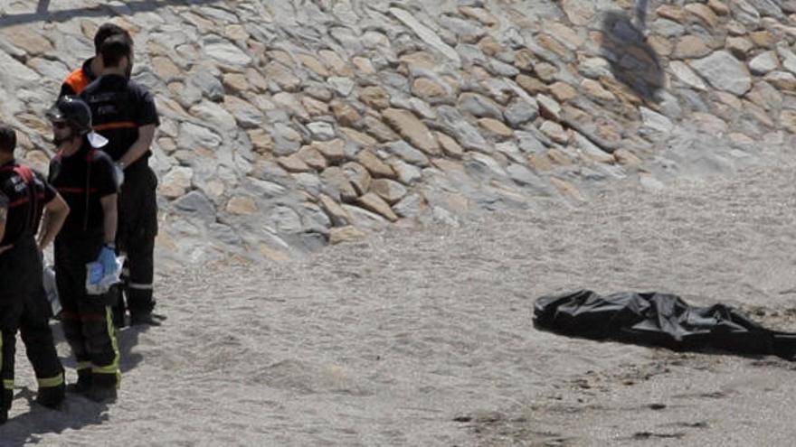 Agentes en la playa el día que fue encontrado el cadáver de Diego Pérez Tomás.