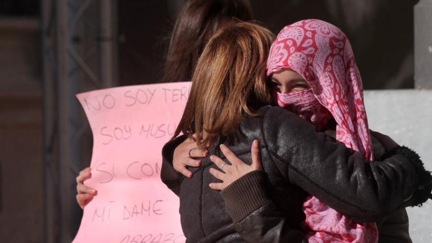 Manal da abrazos en Cartagena tras la masacre de 2015.