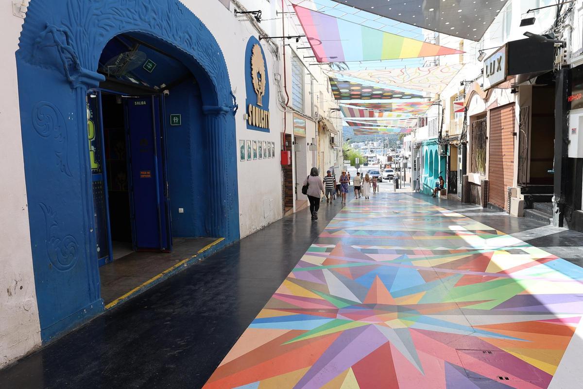 Todas las imágenes de la calle Santa Inés, en Sant Antoni, donde se ha restaurado la obra de Okuda.