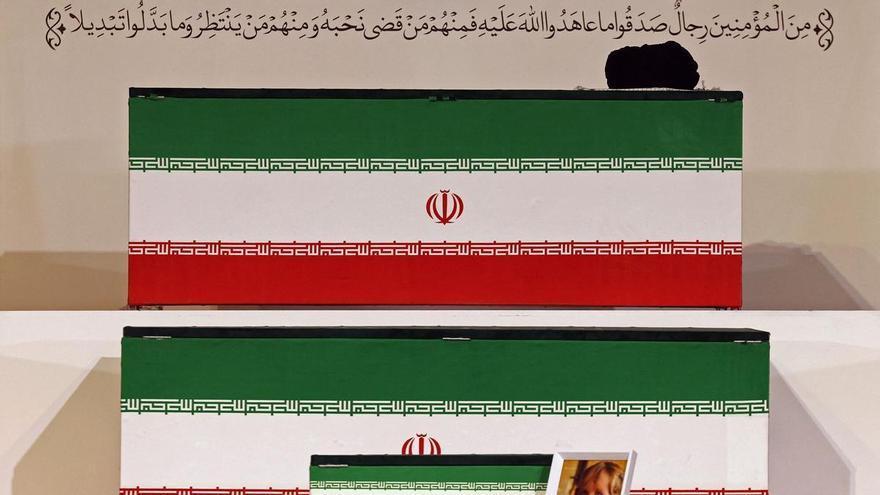 Irán inicia 7 días de funerales de su líder supremo mientras promete responder "con dureza" cualquier ataque de EEUU o Israel