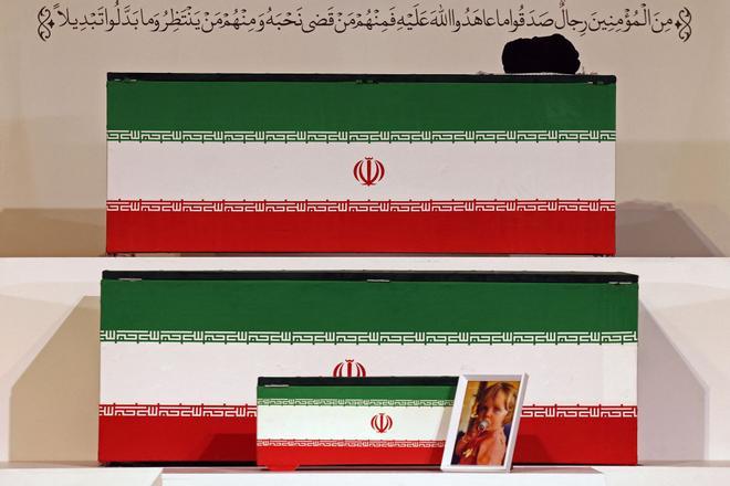 Irán inicia 7 días de funerales de su líder supremo mientras promete responder "con dureza" cualquier ataque de EEUU o Israel