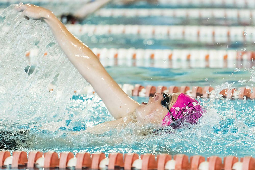 Más de 300 participantes y numeroso público asisten a la trigésimo primera edición del Trofeo Ciutat d'Eivissa de natación.