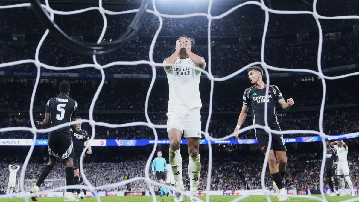 Jude Bellingham se lamenta por una ocasión fallada en el partido entre el Real Madrid y el Arsenal de Champions en el Bernabéu