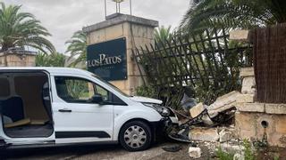 Un conductor se estampa contra las vallas de un restaurante en Alcúdia