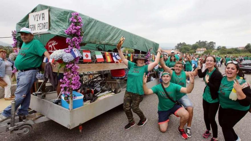 La Parranda de San Roque, ayer, a su llegada al recinto de fiestas de Morgadáns. // Marta G. Brea