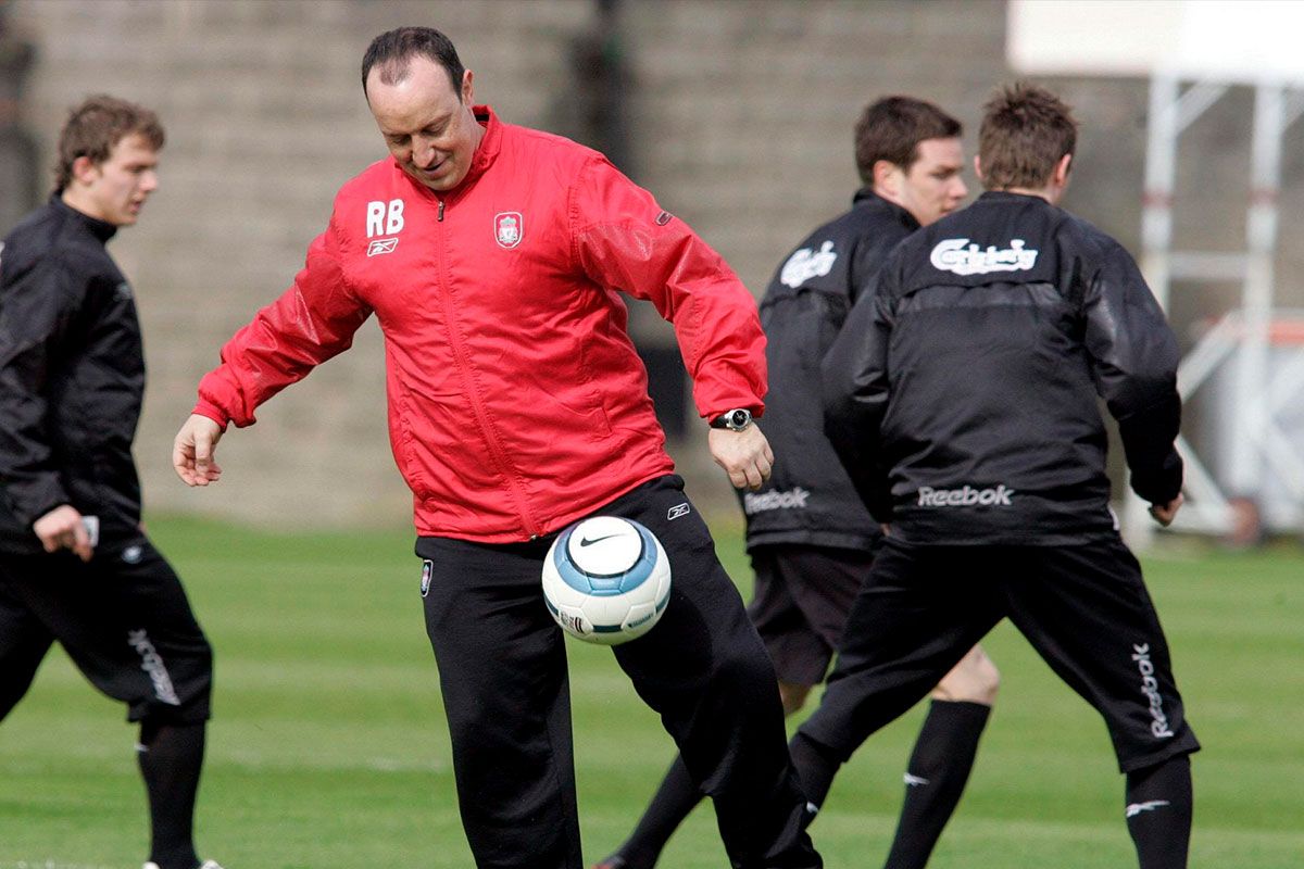 Benítez en el Liverpool durante un entrenamiento con el equipo