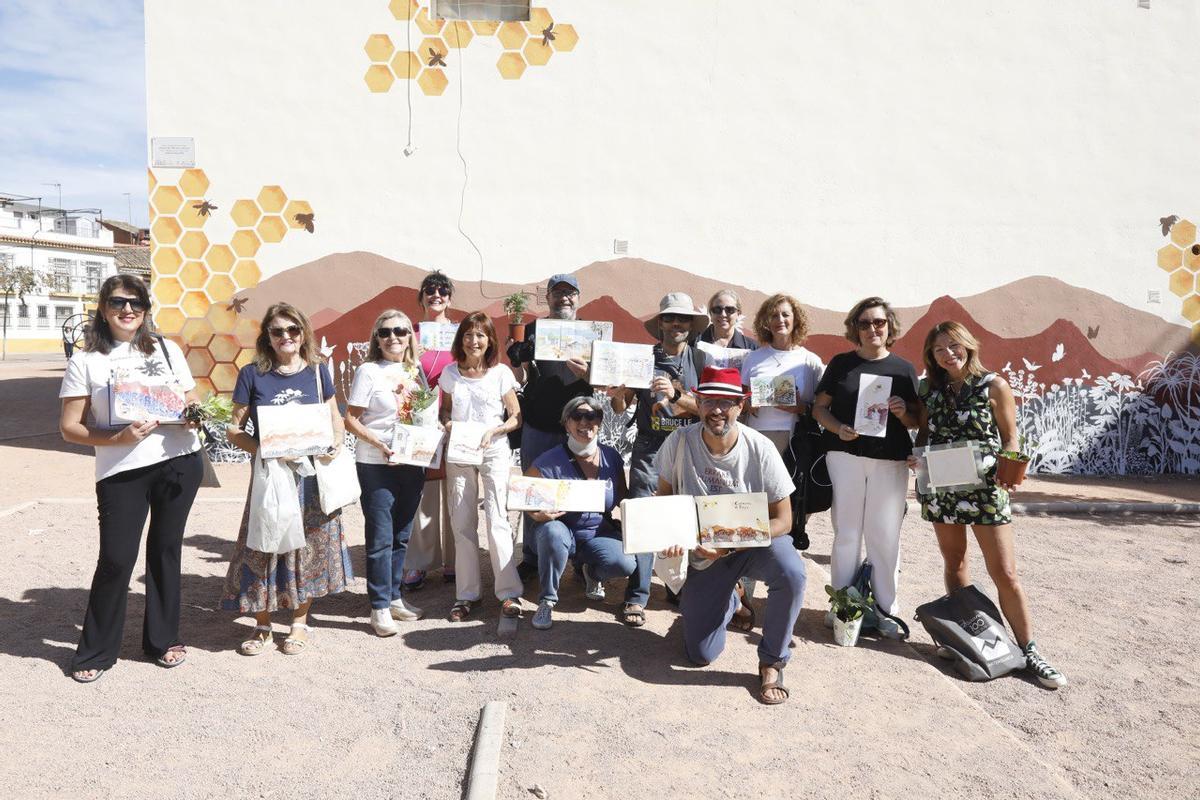 Colectivo Urban Sketchers durante la mañana de este domingo en Flora.