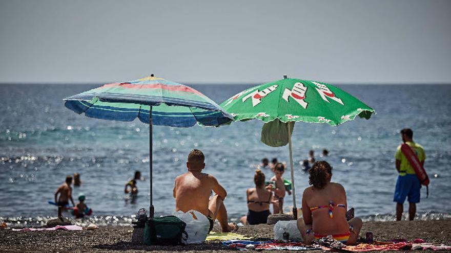 Turistas en una playa tinerfeña.