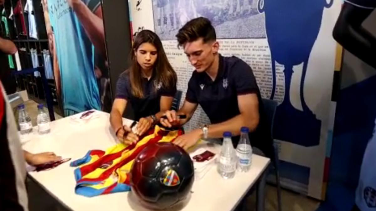 Alba Redondo y Pepelu, firmando camisetas en la tienda del Levante UD