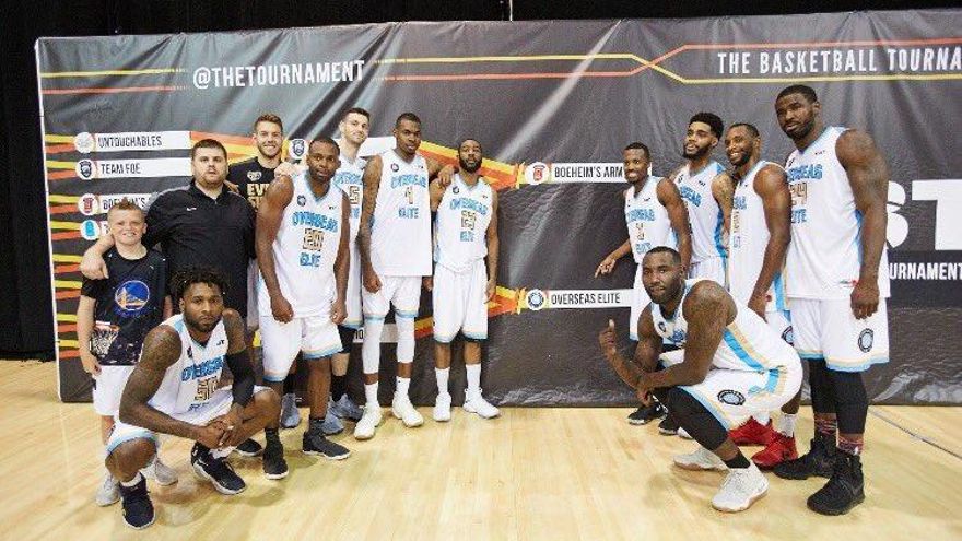 Foto del Overseas Elite, con Fogg el segundo de pie a la derecha