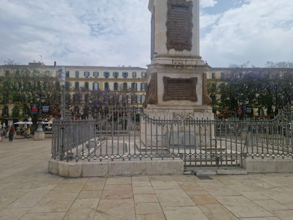 Otra vista del chirimbolo, en el interior de la verja del obelisco a Torrijos, esta semana.