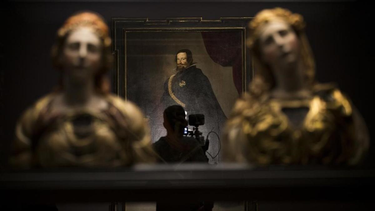 zentauroepp37882448 a camera man works next to the portrait of  gaspar de guzman170331171839