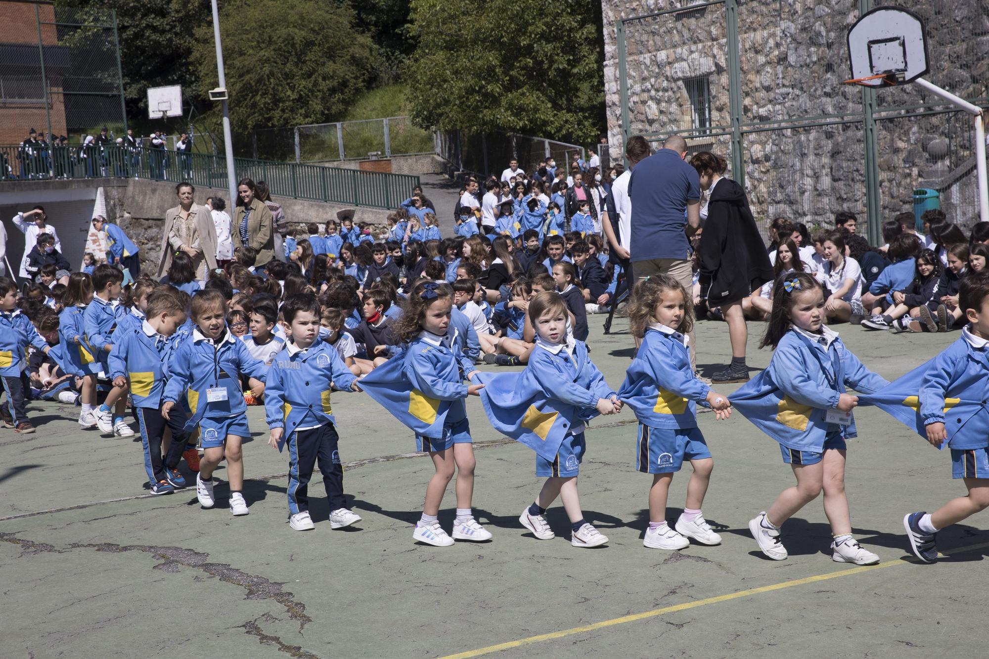 Izado de bandera en el colegio Santa María del Naranco