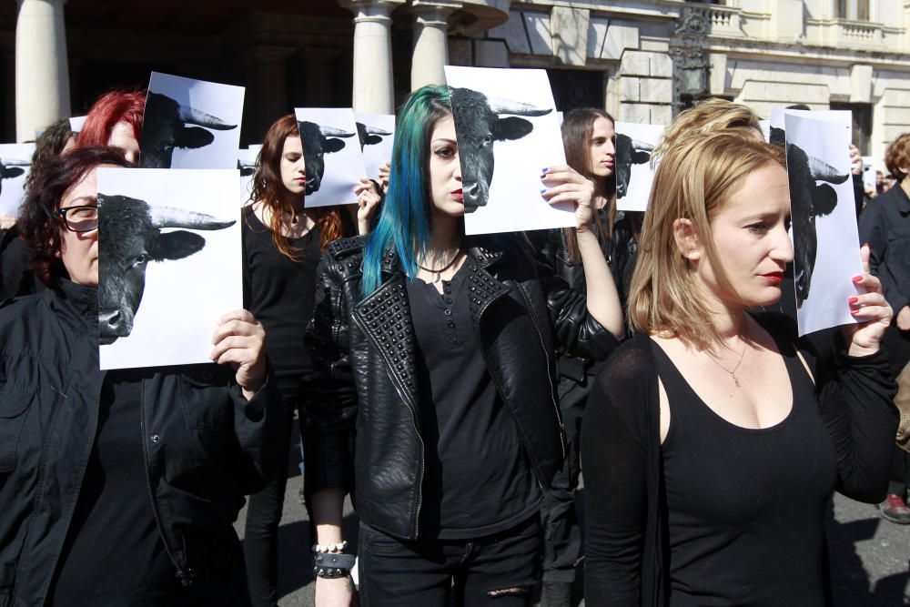 Los antitaurinos se concentran a las puertas del ayuntamiento de Valencia