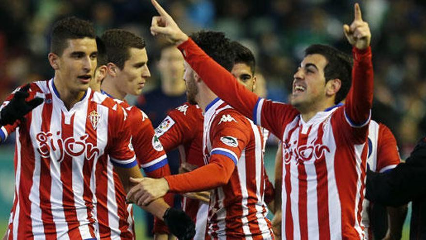 Carlos Castro celebra junto a sus compañeros el primer gol