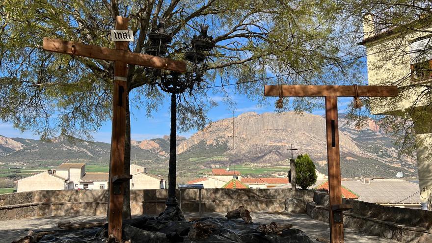 Dos de les creus instal·lades en una plaça del casc antic d'Oliana i que formen part del muntatge de la Passió Viva