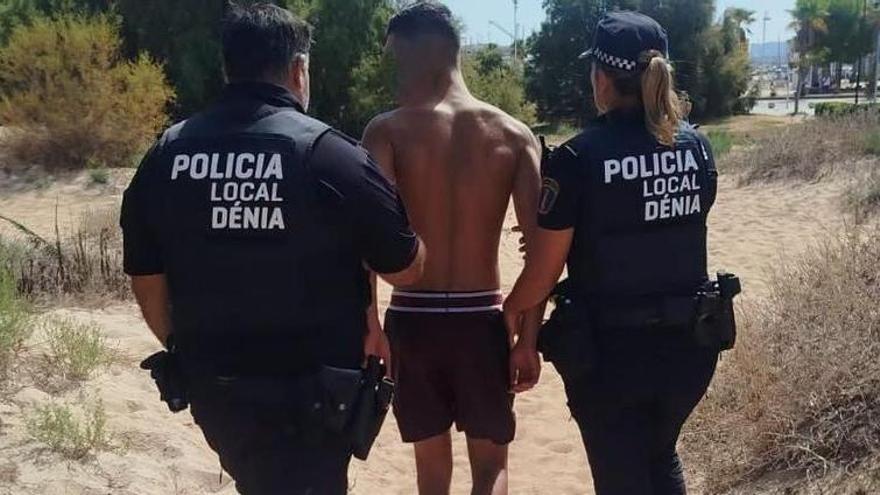 En bañador y escondido en las dunas: la foto del presunto pirómano del incendio con más de 200 desalojados en Dénia