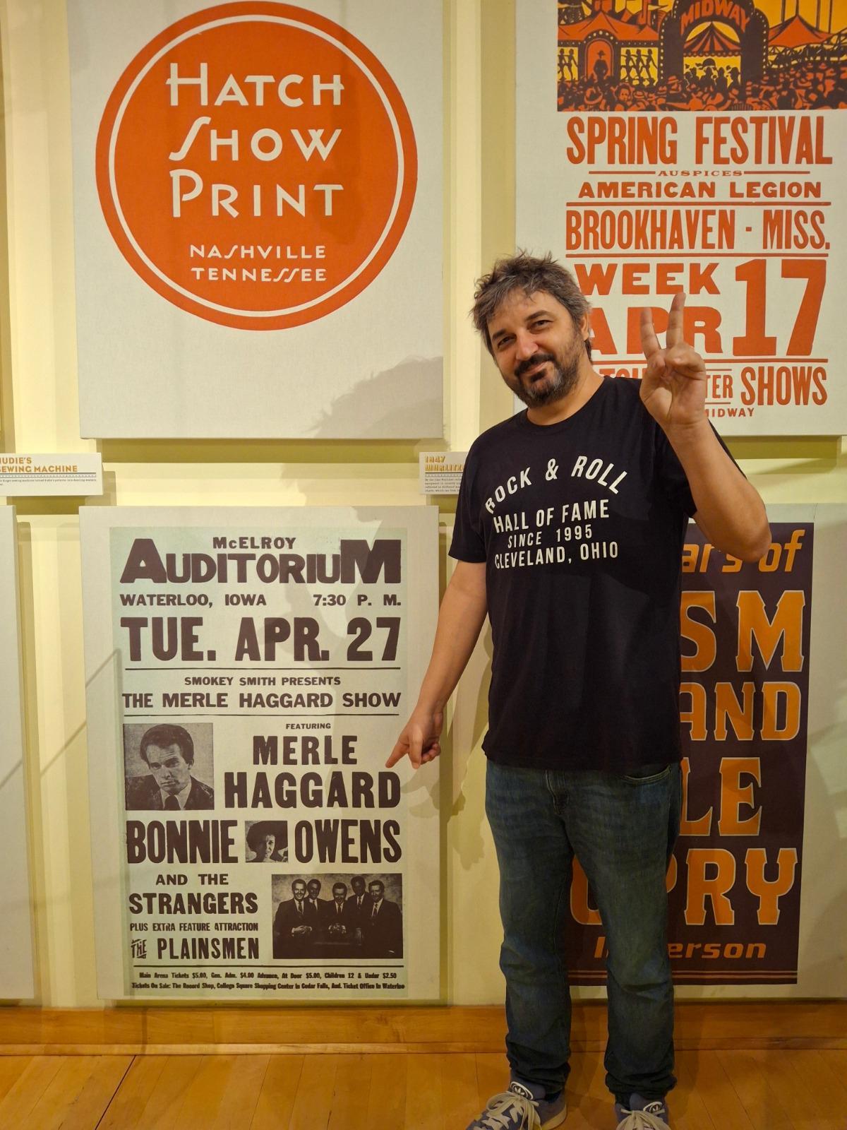 David Riu señala el nombre de uno de sus músicos preferidos