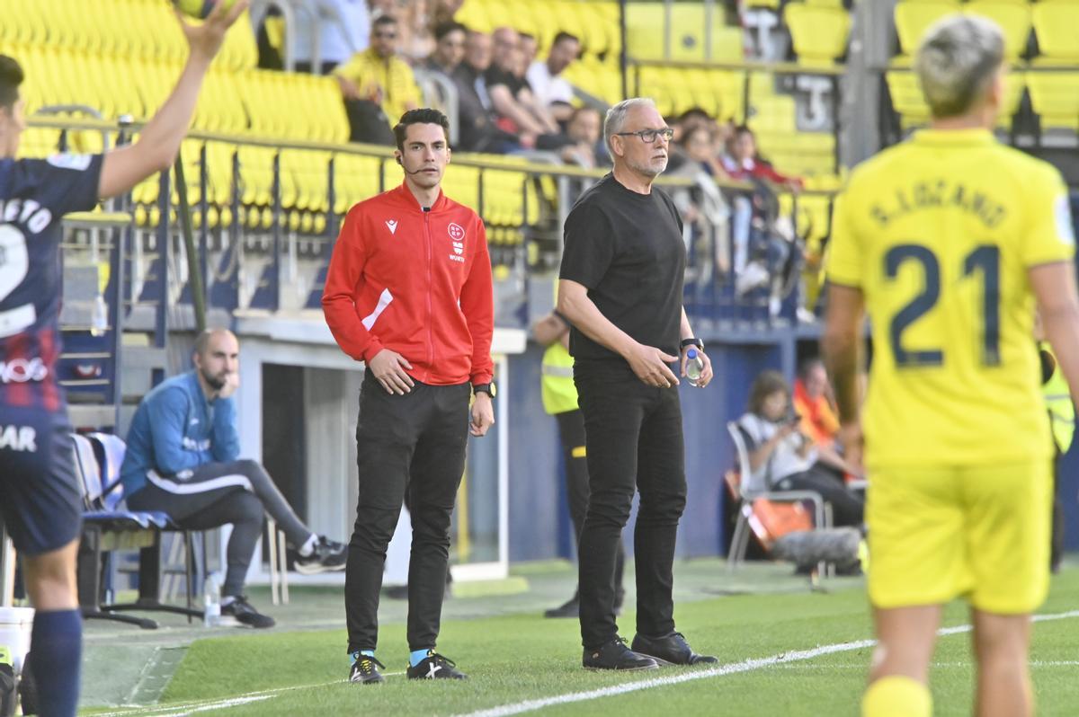 Miguel Álvarez, entrenador del Villarreal B, durante el partido ante el Huesca.