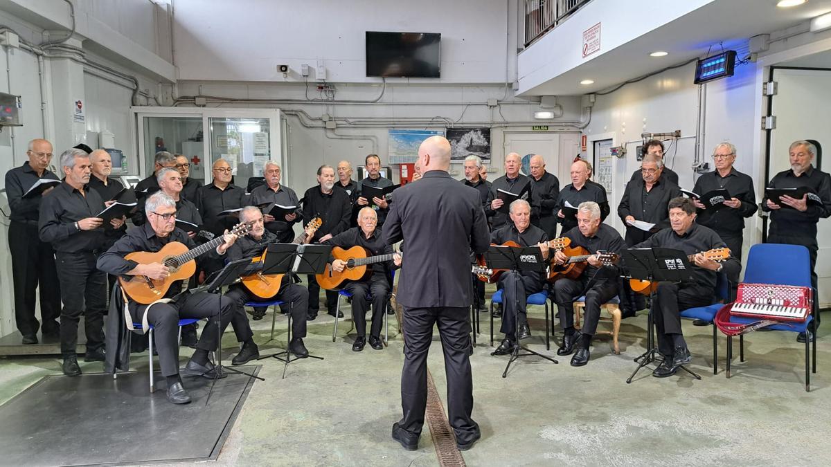 Una actuaciónanterior del coro "Los lunes a las ocho" en la rula de Llanes.