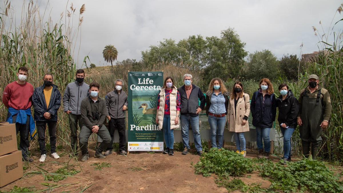 Participantes en la suelta de las cercetas pardillas