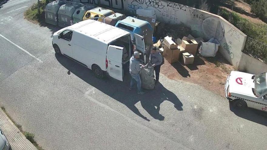Multazos en Sant Josep: nadie se libra si tira la basura fuera de hora