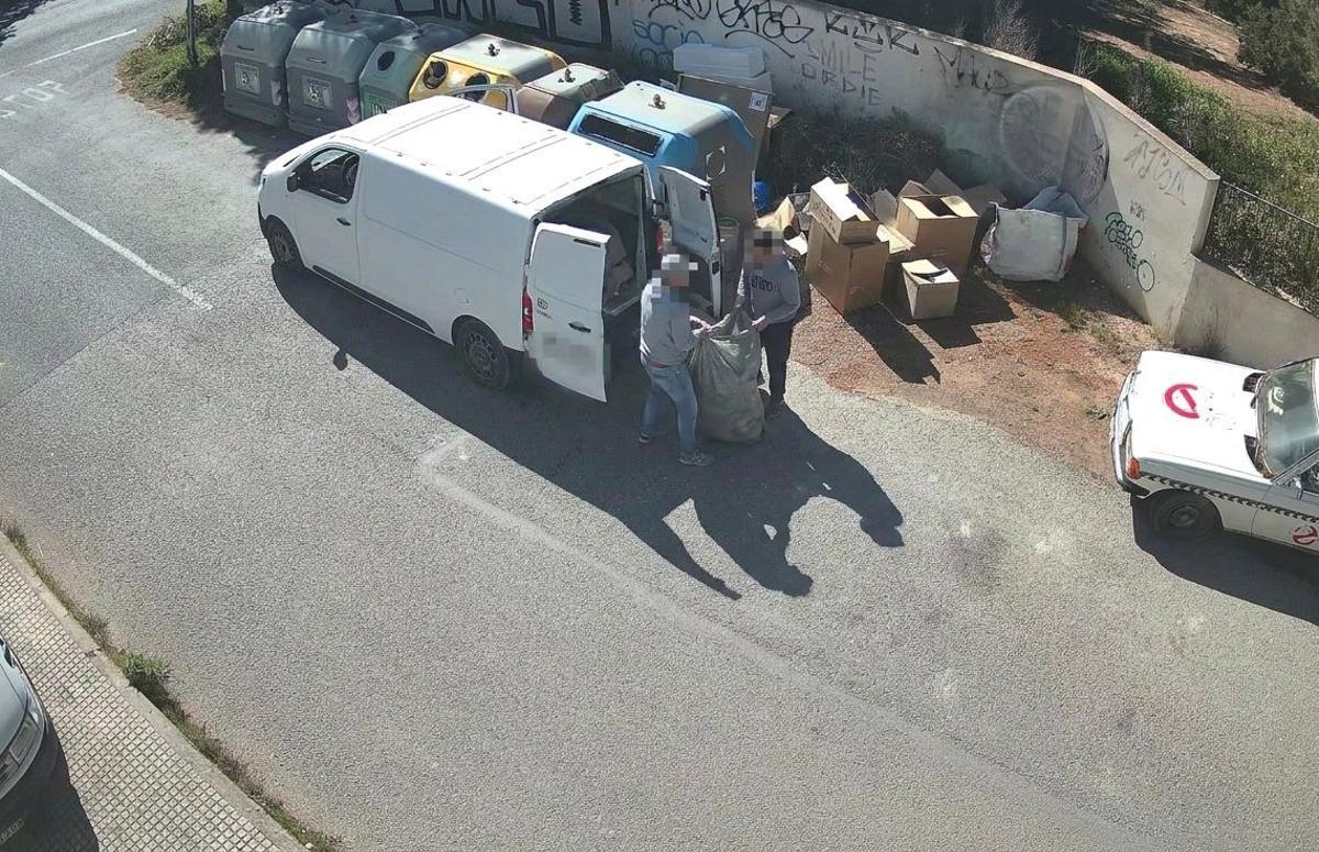 Dos infractores cazados por la cámara.