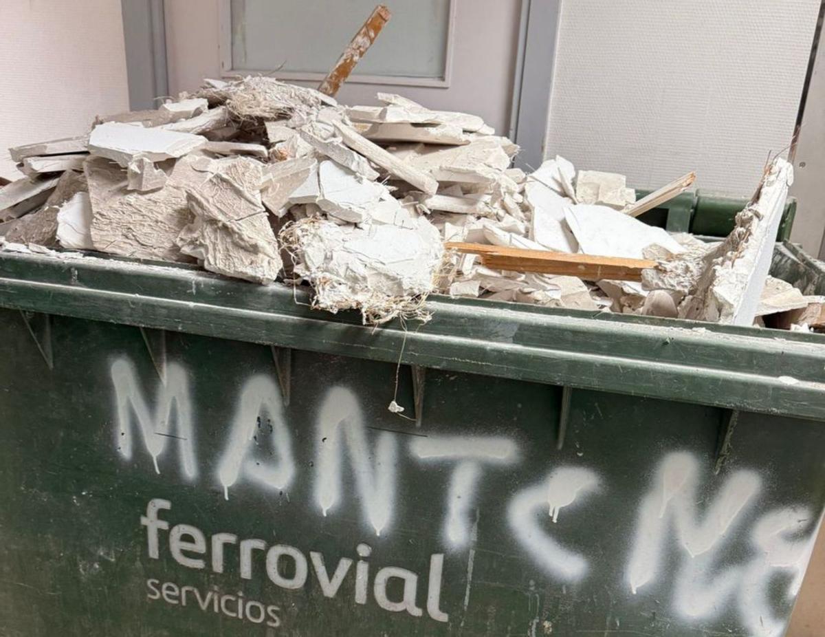 Un contenedor lleno de escombros en el hospital Materno Infantil. |  FdV
