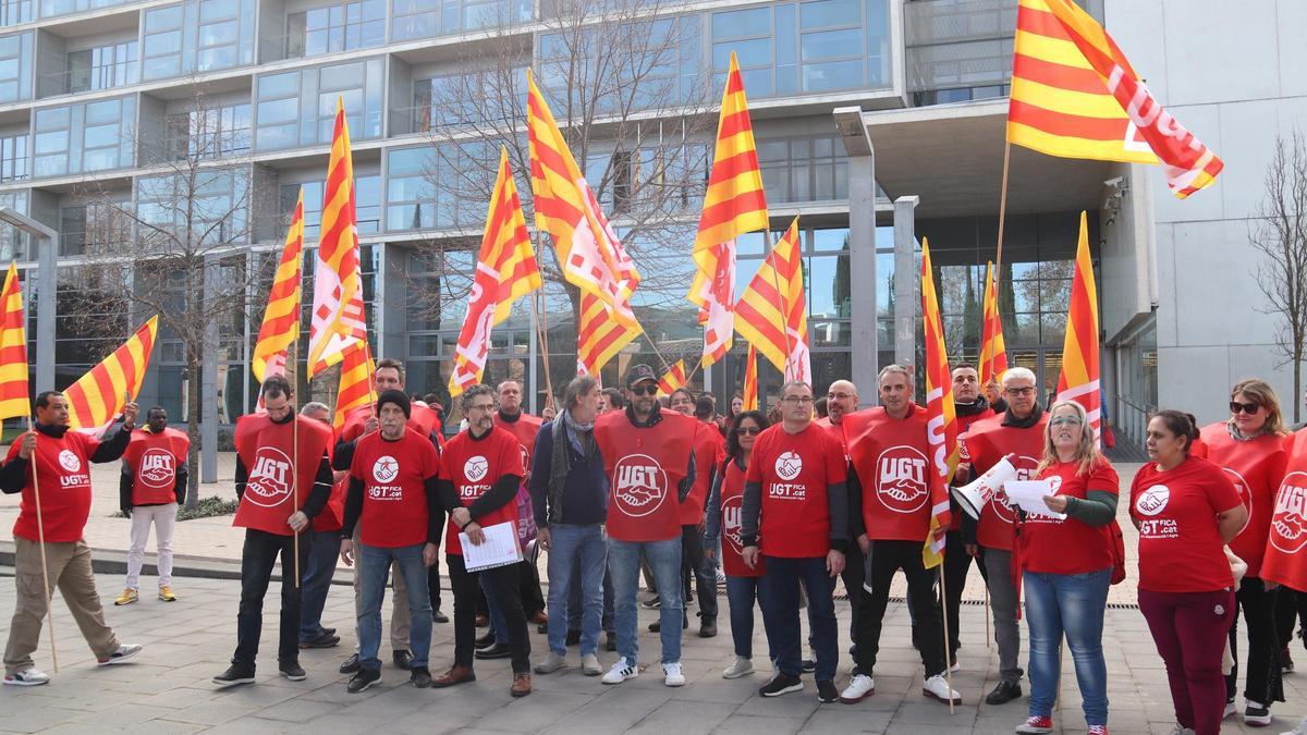 Treballadors d’Artigas Alimentària es concentren al Palau de Justícia en contra de la liquidació de l’empresa