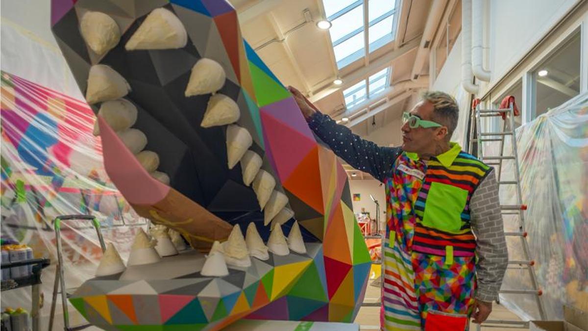 Okuda San Miguel crea un dragón en El Corte Inglés.