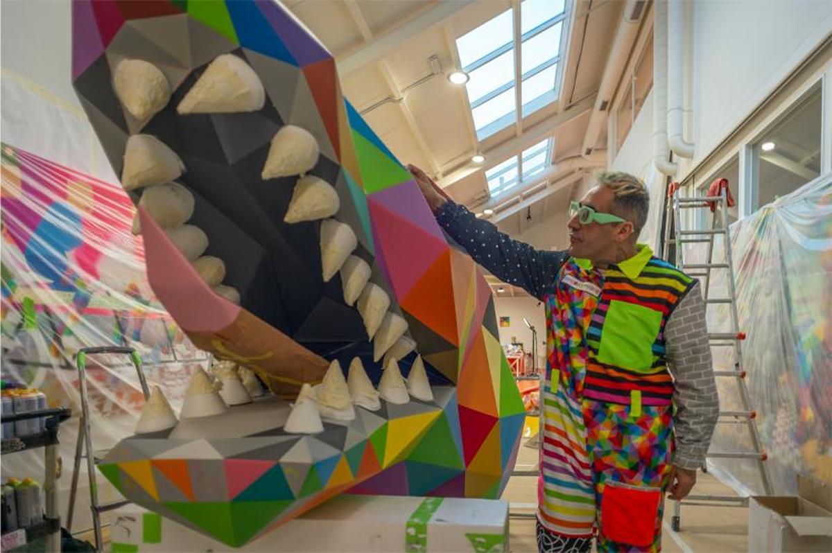 Okuda San Miguel crea un dragón en El Corte Inglés.