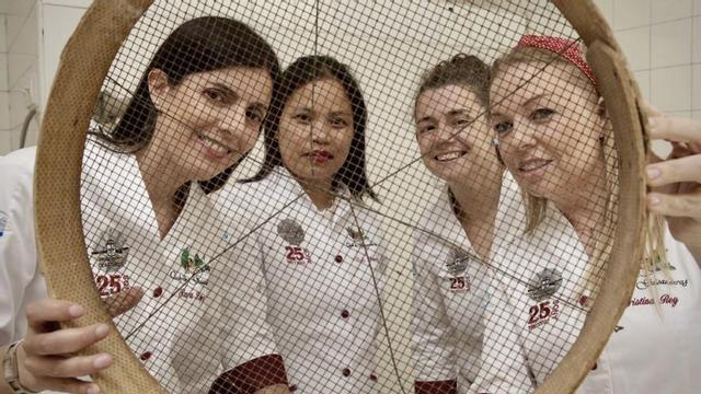 Por la izquierda, Sara López, Nelisa Agoylo, María Busta y Cristina Rey, en las antiguas cocinas de la Universidad Laboral de Gijón.