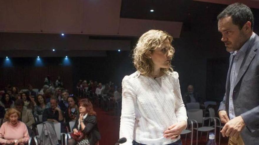 Silvia Congost, y Fernando Ot, antes del inicio de la charla.