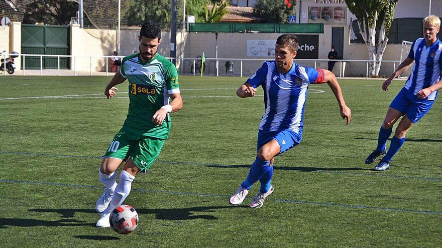 Toni Vela controla el balón ante la presión de Ramón Arcas.