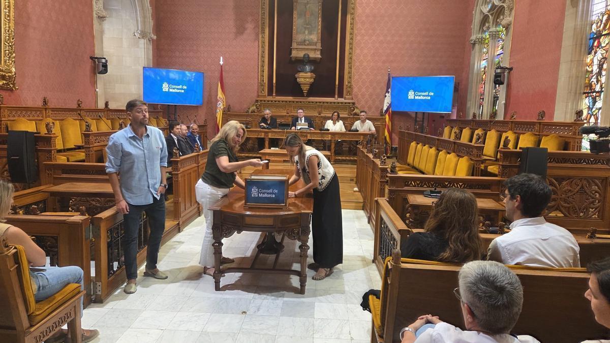 Las papeletas sobre las plazas han sido introducidas en una urna
