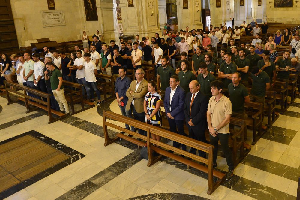 El Elche Club de Fútbol ha realizado este miércoles la tradicional ofrenda de flores a la Virgen de la Asunción.