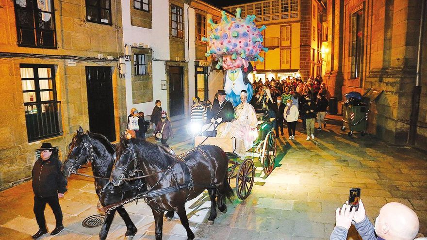 Desfile de O Meco, ayer, a su paso por la plaza de la Universidade. Fotos: Antonio Hernández
