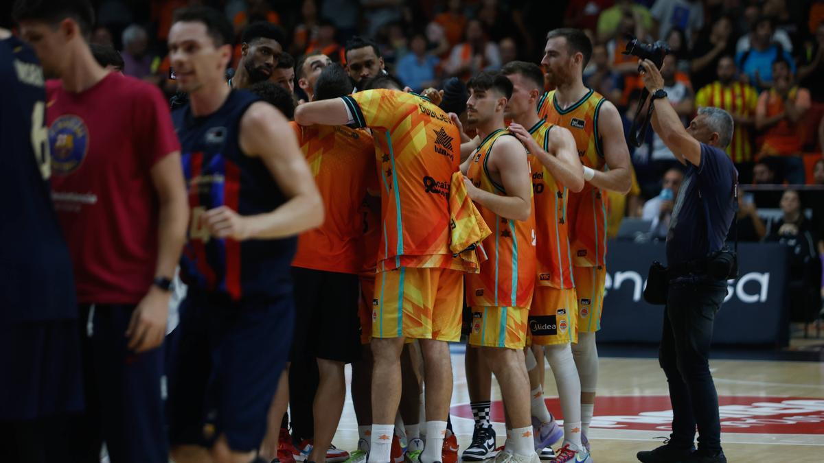 Los jugadores, en torno a Van Rossom, que se despidió tras seis meses sin poder jugar por lesión