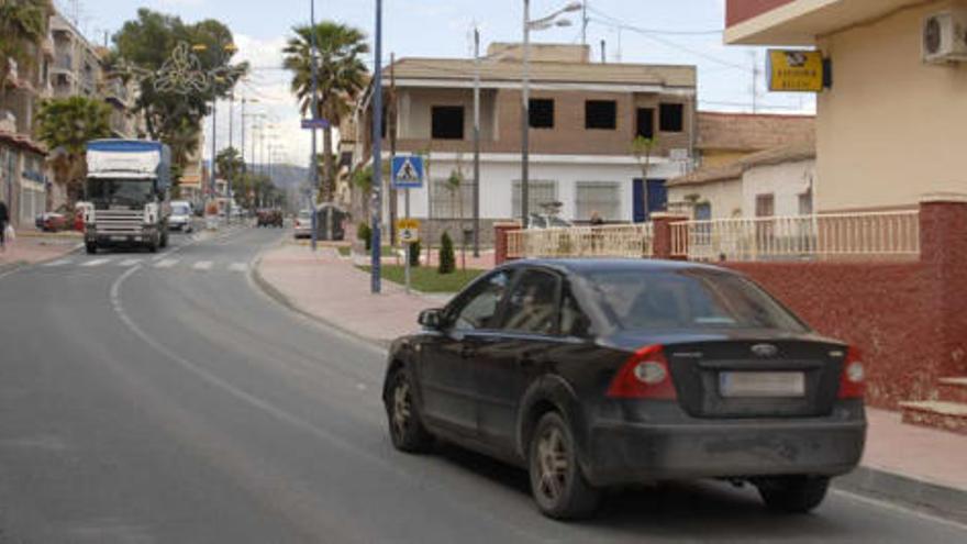 La calle principal de La Murada, por la que siempre pasan coches y sobre todo camiones.