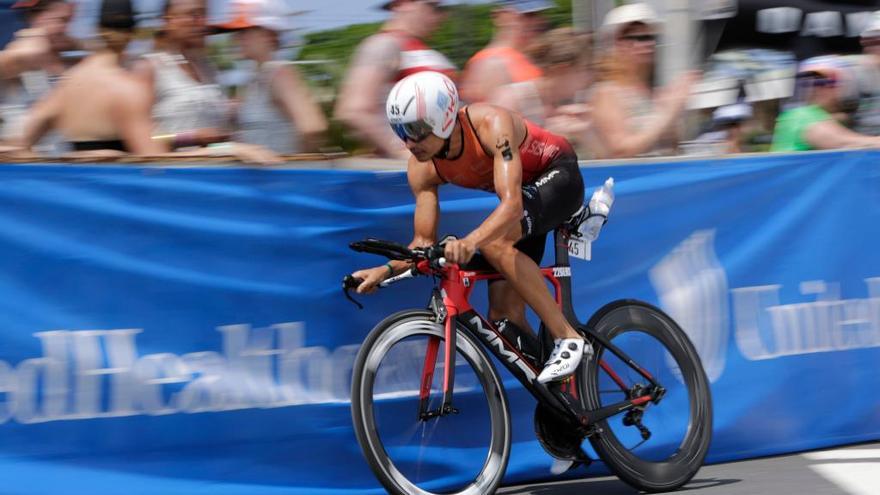 Iván Raña, en el segmento de bicicleta en el Ironman de Hawaii de 2018. // Bruce Omori|