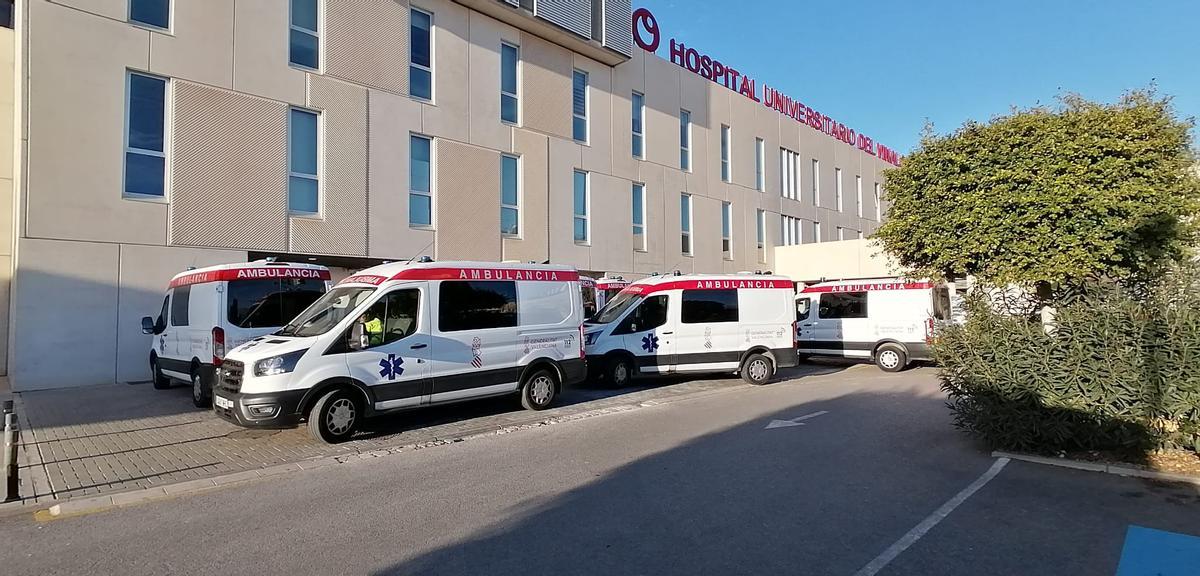 Ambulancias a las puertas del Hospital Vinalopó de Elche