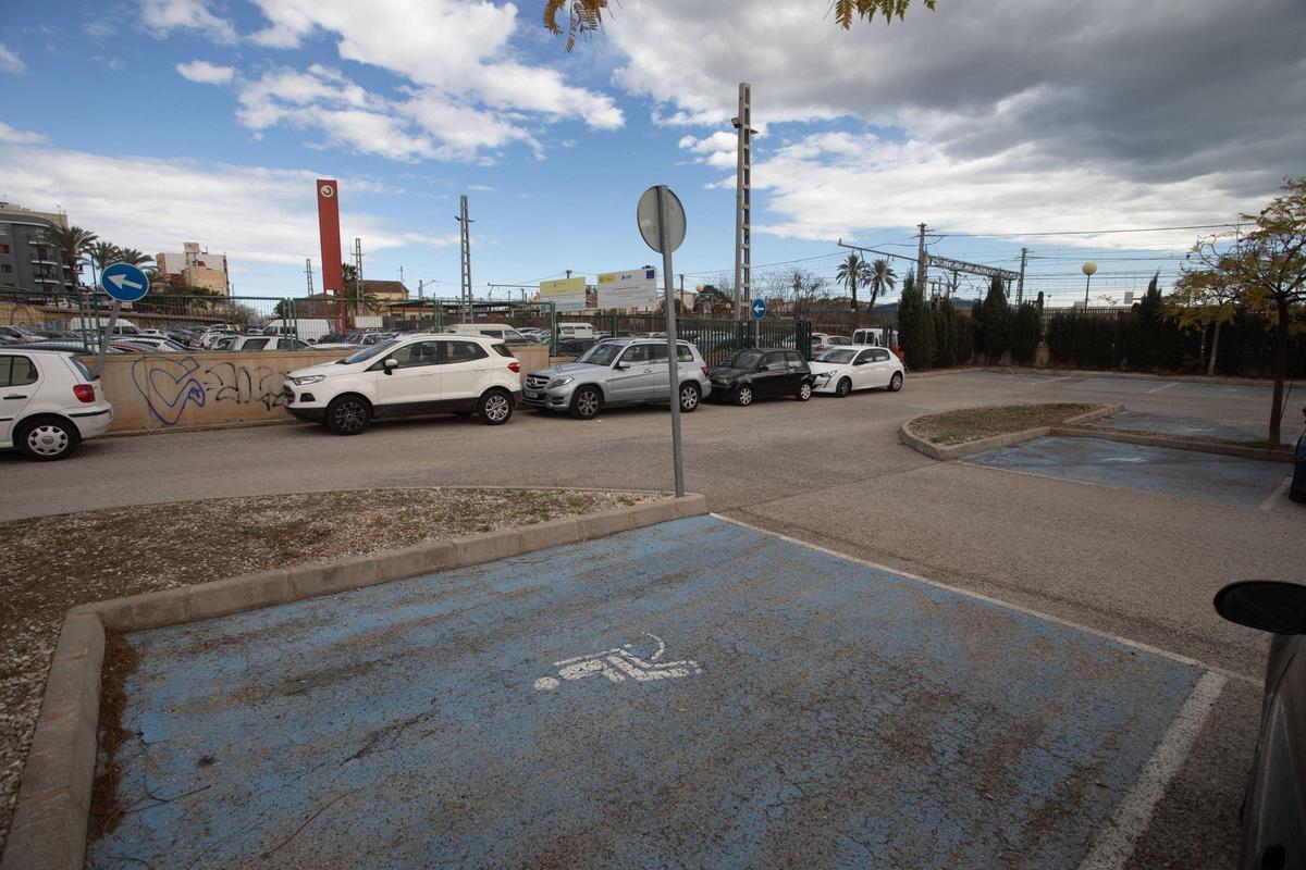 Plaza reservada a discapacitados, alejada de la estación.