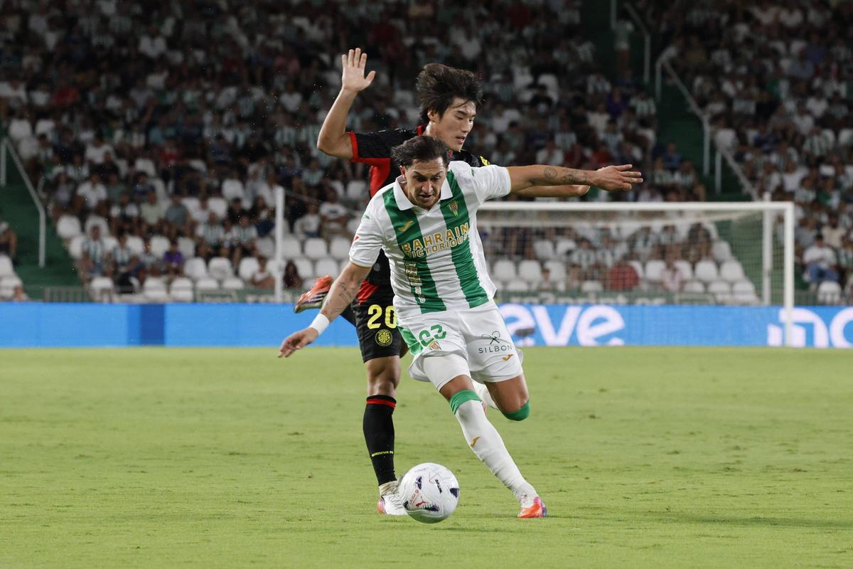 Christian Carracedo avanza con el balón en el choque contra el Girona.