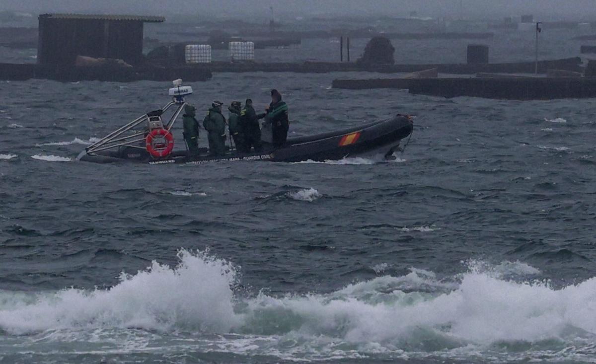 Efectivos de los GEAS en el lugar donde se habría hundido el bateeiro en la noche del pasado martes.