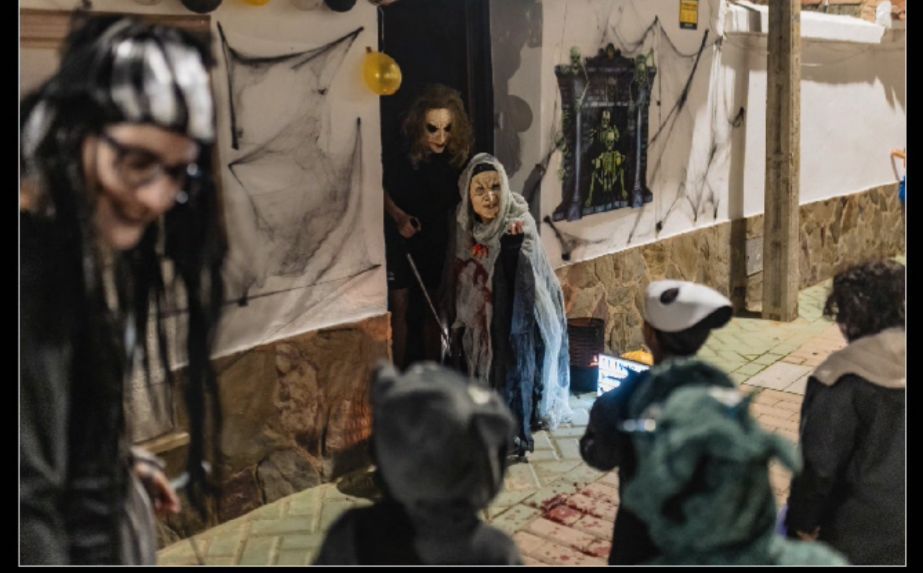 GALERÍA La yincana más macabra de Halloween aterroriza a los vecinos