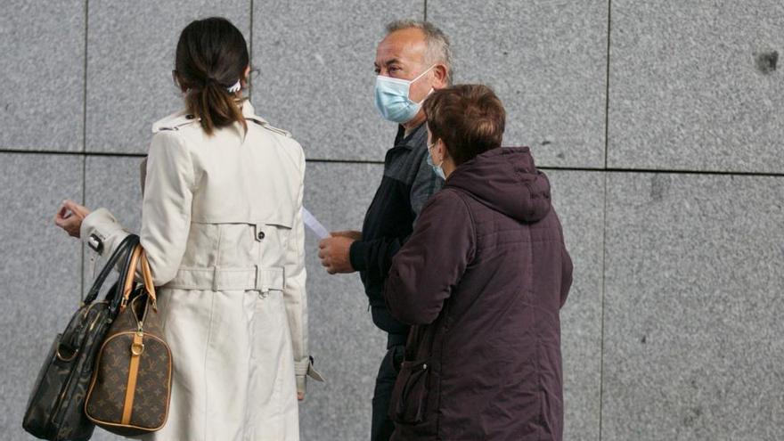 El acusado, junto a su abogada y su mujer, tras el juicio.