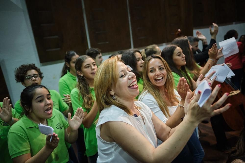 Interpretación del himno de Canarias en Tenerife